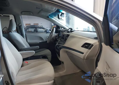 2014 Toyota Sienna Le z USA, uszkodzony, nr VIN 5TDKK3DC4ES440820